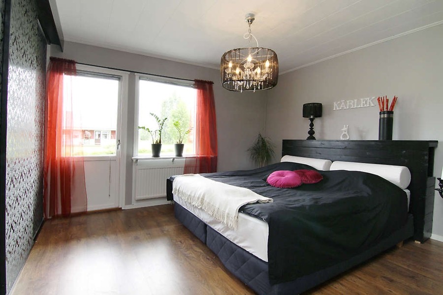 Mias Sovrum Skjutdoerrar